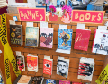 Durante el curso escolar 2025-2026, las prohibiciones de libros afectaron a las obras de más de cuatro mil autores, ilustradores y traductores. La mayoría de los autores cuyos libros fueron objeto de censura suelen abordar temas relacionados con la raza y el racismo, la identidad de género y la sexualidad, o bien representan la violencia sexual en sus obras. ESPECIAL