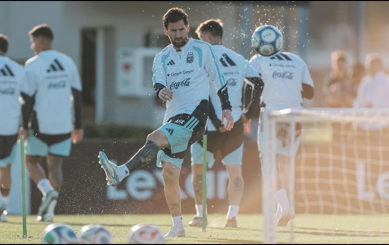 El astro de 39 años afina los últimos detalles con el balón de cara al amistoso contra Benín, el cual marcará el punto final a más de dos décadas de trayectoria histórica vistiendo la Albiceleste. EFE/J. RONCORONI