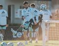 El astro de 39 años afina los últimos detalles con el balón de cara al amistoso contra Benín, el cual marcará el punto final a más de dos décadas de trayectoria histórica vistiendo la Albiceleste. EFE/J. RONCORONI