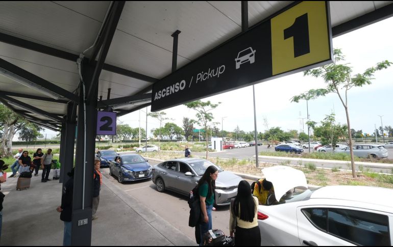 El patio de vehículos de plataforma del Aeropuerto de Guadalajara suma más de 177 mil servicios desde su puesta en operación. CORTESÍA.