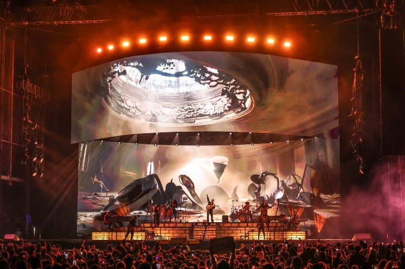 &nbsp;La iluminación, escenografía y músicos de Alejandro Sanz brillaron en todo momento / Foto: A. Navarro 