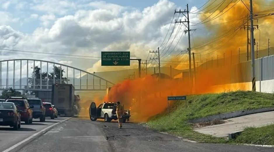 Cuando el ácido nítrico entra en contacto directo con el aire ambiental, tiende a liberar vapores densos con tonalidades amarillentas o rojizas. ESPECIAL