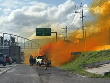 Cuando el ácido nítrico entra en contacto directo con el aire ambiental, tiende a liberar vapores densos con tonalidades amarillentas o rojizas. ESPECIAL