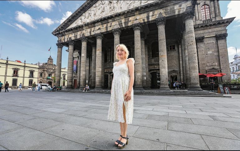 La soprano y directora de Ópera Jalisco posa para esta casa editorial, con el Teatro Degollado como fondo. EL INFORMADOR/ A. Navarro