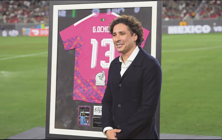 El guardameta recibió una ovación mientras sostenía la camiseta con el dorsal 13 que lo acompañó con el Tri. EFE