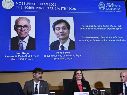 Las fotos de Henri Kagan y Kenso Soai, en una pantalla, tras anunciar su Nobel de Química, en la Real Academia de las Ciencias de Suecia. AP/TT NEWS/S. Sandberg