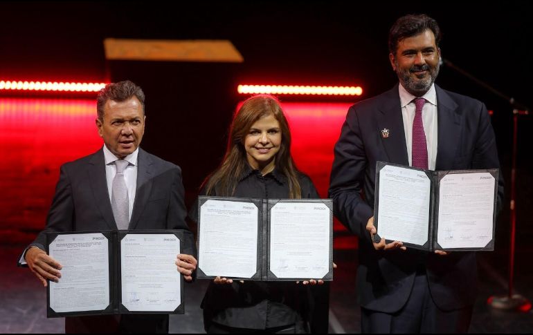 La rectora de la UdeG, Karla Planter (c), señaló que la universidad seguirá siendo dueña de los terrenos; la institución no destinará recursos económicos en la construcción; recibirán 18 MDP anuales; y la universidad tendrá una participación del 20% en el proyecto. EL INFORMADOR / A. Navarro