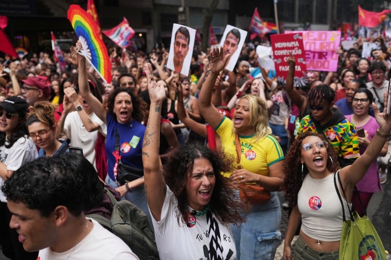 Manifestantes se abrieron paso por el centro de Río mientras coreaban consignas y sostenían pancartas sobre la soberanía y la democracia en el país. AP / S. IZQUIERDO
