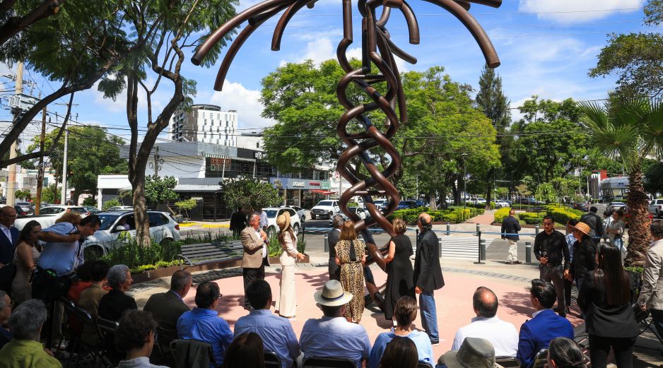 Además de la develación de “Tú y las nubes”, durante la ceremonia se anunciaron otros proyectos relacionados con el espacio público. EL INFORMADOR/J. Acosta