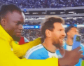 La imagen de un jugador de Benín intentando retratarse con Lionel Messi al final del encuentro generó opiniones divididas en las plataformas digitales. X/@ArielidilloPlus
