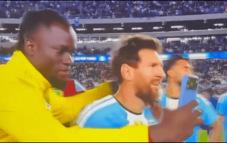 La imagen de un jugador de Benín intentando retratarse con Lionel Messi al final del encuentro generó opiniones divididas en las plataformas digitales. X/@ArielidilloPlus