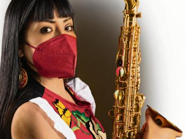 La música de Oaxaca llegará al Conjunto Santander a través de una obra que la saxofonista interpreta como un viaje del duelo hacia la esperanza. CORTESÍA