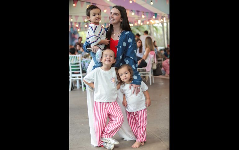 Nicolás, María Pía y Rafaella Bernard con Daniela Carlón. GENTE BIEN JALISCO / Cumpleaños de Eugenia Salles