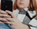 El estudio no busca demonizar la tecnología, sino aportar evidencia científica para que las familias tomen decisiones informadas sobre la madurez digital de sus hijos. ESPECIAL / CANVA