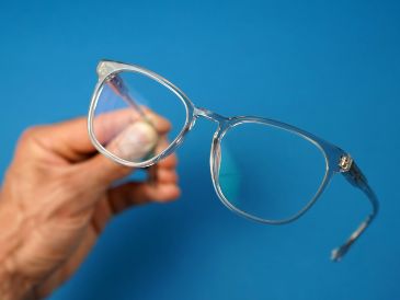 El método recomendado por los especialistas se divide en seis pasos fundamentales para garantizar una higiene óptima sin comprometer los materiales de las lentes. ESPECIAL/Unsplash