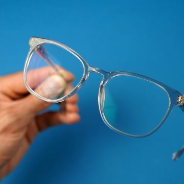 El método recomendado por los especialistas se divide en seis pasos fundamentales para garantizar una higiene óptima sin comprometer los materiales de las lentes. ESPECIAL/Unsplash