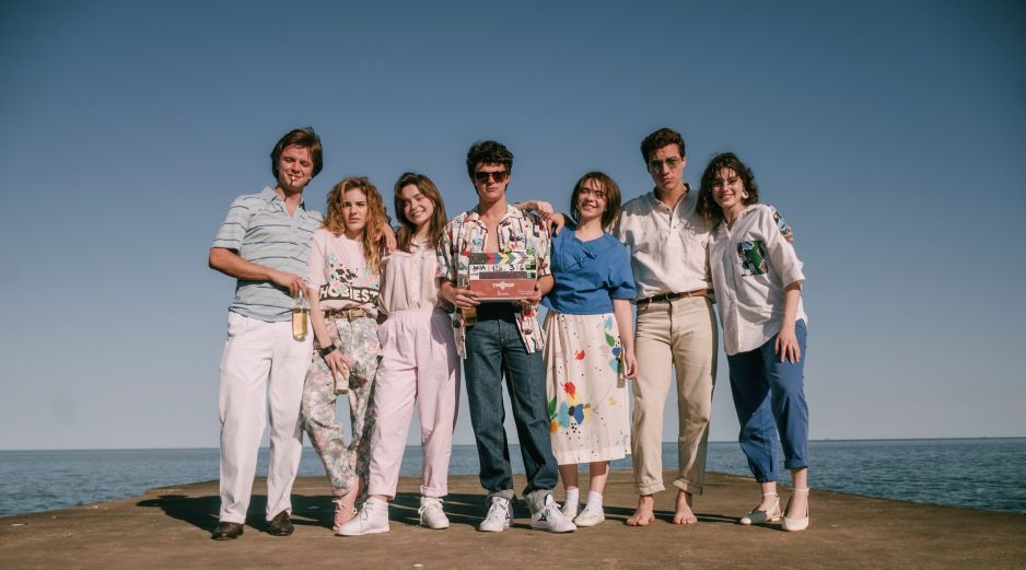 Imagen difundida por ViX que muestra, de izquierda a derecha, a Luis de la Rosa, Michelle Pellicer, Macarena García, Iker Solano, Jesusa Ochoa, Edu Maruri y Sol Wainer posando en el set de 