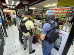 Durante el operativo, las autoridades aseguraron 10 celulares, uno relacionado con una investigación por robo, y presunta droga. ESPECIAL.