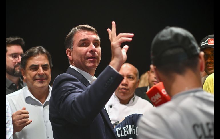 El senador y candidato a la presidencia de Brasil, Flávio Bolsonaro (i), reacciona durante una reunión con gobernadores y senadores electos en el auditorio del hotel Brasil 21, en Brasilia. EFE/A. Borges