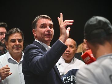 El senador y candidato a la presidencia de Brasil, Flávio Bolsonaro (i), reacciona durante una reunión con gobernadores y senadores electos en el auditorio del hotel Brasil 21, en Brasilia. EFE/A. Borges