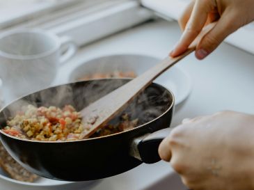 Si bien comer fuera ahorra tiempo de preparación de comida y limpieza, se debe tener en cuenta que esta práctica puede convertirse de una salvación temporal a un gasto frecuente. UNSPLASH
