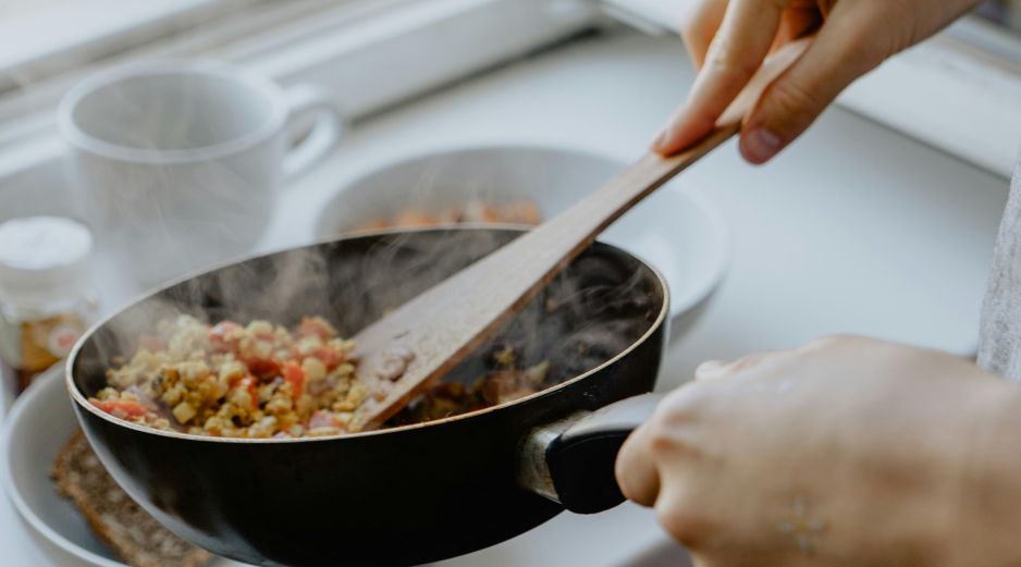 Si bien comer fuera ahorra tiempo de preparación de comida y limpieza, se debe tener en cuenta que esta práctica puede convertirse de una salvación temporal a un gasto frecuente. UNSPLASH