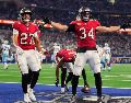 Alex Anzalone, linebacker de los Buccaneers de Tampa Bay, festeja tras interceptar un pase para definir el duelo ante los Cowboys de Dallas. AP/J. Cortez