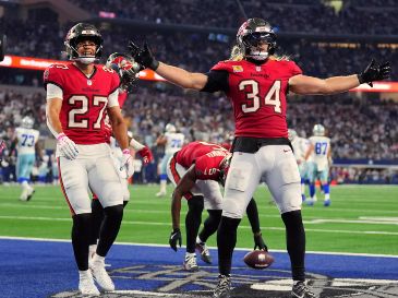 Alex Anzalone, linebacker de los Buccaneers de Tampa Bay, festeja tras interceptar un pase para definir el duelo ante los Cowboys de Dallas. AP/J. Cortez
