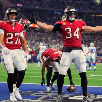 Alex Anzalone, linebacker de los Buccaneers de Tampa Bay, festeja tras interceptar un pase para definir el duelo ante los Cowboys de Dallas. AP/J. Cortez