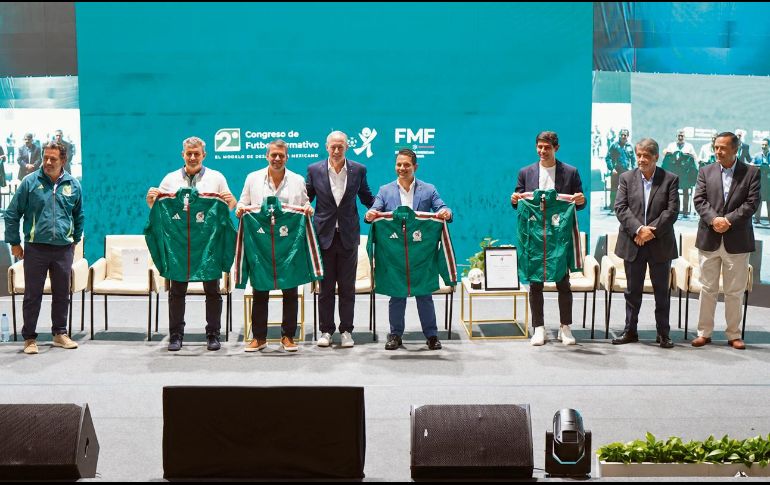 Exseleccionados y autoridades deportivas inauguraron el foro. ESPECIAL