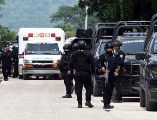 Integrantes de la policía vigilan afuera de las instalaciones del penal El Castillo el 8 de octubre, luego de que al menos diez personas fallecieran tras un motín, en Mazatlán, Sinaloa. EFE/ F. Mcconegly