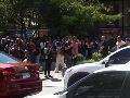 Ciudadanos se reúnen en un punto luego de evacuar varios edificios tras un terremoto de magnitud 7.7 con una profundidad de 10 kilómetros que sacudió este viernes, el sureste de Panamá. EFE/ C. Lemos