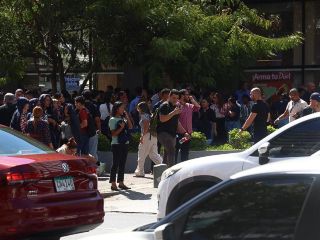 Ciudadanos se reúnen en un punto luego de evacuar varios edificios tras un terremoto de magnitud 7.7 con una profundidad de 10 kilómetros que sacudió este viernes, el sureste de Panamá. EFE/ C. Lemos