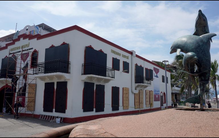 Museo Naval de Puerto Vallarta, con puertas y ventanas tapiadas como medida preventiva contra el huracán Simón. EFE/A. Montero