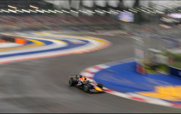 Max Verstappen se impuso en la carrera de sprint del Gran Premio de Singapur después de que George Russell se estrellara cuando iba en cabeza AP/V. Thian
