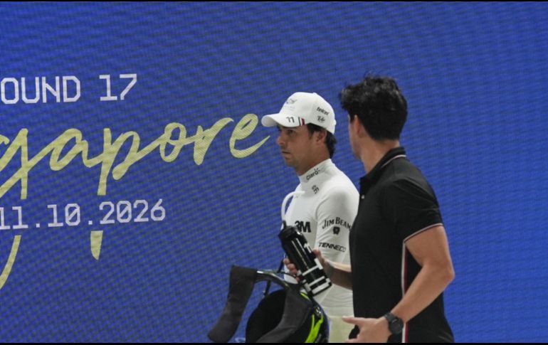 Checo Pérez analiza el comportamiento de su monoplaza en el circuito nocturno de Marina Bay, donde las deficiencias a baja velocidad volvieron a pasarle factura en la sesión de calificación. EFE / NG Han Guan
