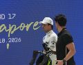 Checo Pérez analiza el comportamiento de su monoplaza en el circuito nocturno de Marina Bay, donde las deficiencias a baja velocidad volvieron a pasarle factura en la sesión de calificación. EFE / NG Han Guan