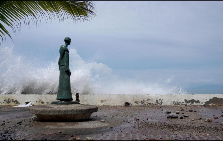 Se prevé que el huracán toque tierra durante las primeras horas del domingo 11 de octubre, entre los municipios de La Huerta y Tomatlán, en la costa sur de Jalisco. EFE / A. Montero