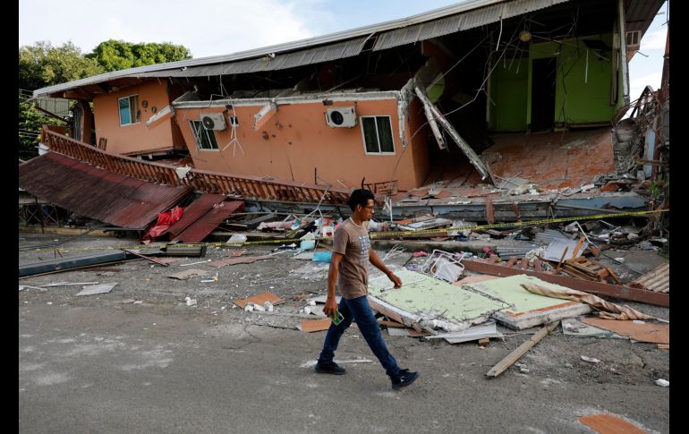 Un hombre camina cerca de una vivienda afectada el terremoto este sábado, en Tonosí, Panamá. EFE/B. Velasco