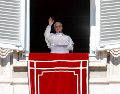 El Papa León XIV dirige el rezo del Ángelus desde la ventana de su despacho con vistas a la Plaza de San Pedro. EFE / Fabio Frustaci