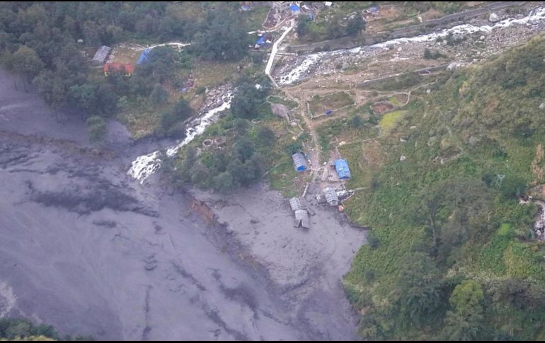 El primer ministro nepalí informó en sus redes sociales de que seis personas fueron rescatadas en helicóptero. EFE / Nepal