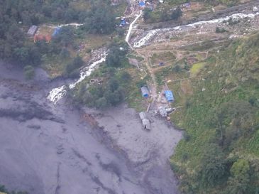 El primer ministro nepalí informó en sus redes sociales de que seis personas fueron rescatadas en helicóptero. EFE / Nepal