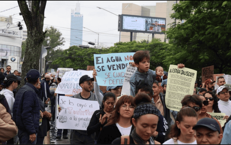 Con pancartas, exigieron frenar las irregularidades en el SIAPA. En tanto, se espera que el organismo anuncie este lunes las colonias donde se aplicarán tandeos como parte de las medidas para atender la problemática. EL INFORMADOR/Son de A. Navarro