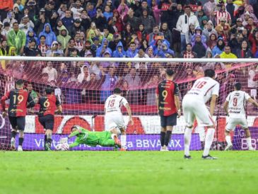Camilo Vargas llegó a 21 penales atajados en la Liga MX y se encuentra a tres de alcanzar el récord histórico. EL INFORMADOR/A. NAVARRO.