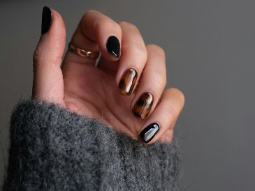 Con estos cuidados, podrás disfrutar de una manicura más uniforme durante varios días y conservar el brillo de tus colores favoritos sin recurrir constantemente a nuevos retoques.  UNSPLASH