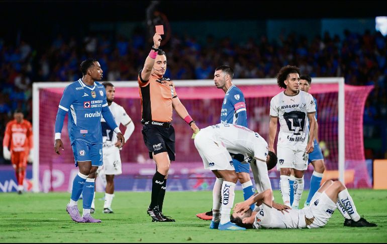César “Chino” Huerta anotó el segundo gol, pero su expulsión al minuto 36 dejó a Pumas en inferioridad numérica. IMAGO7