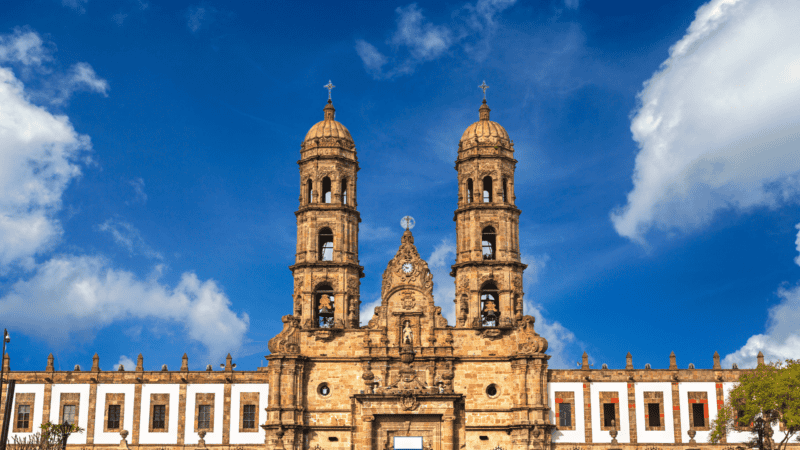 Quienes asistan a la tradicional Romería de la Virgen de Zapopan deberán estar preparados para un ambiente húmedo y fresco al amanecer. ESPECIAL / CANVA