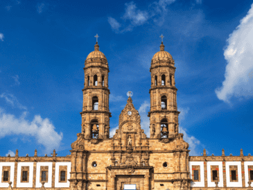 Quienes asistan a la tradicional Romería de la Virgen de Zapopan deberán estar preparados para un ambiente húmedo y fresco al amanecer. ESPECIAL / CANVA