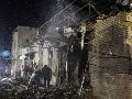 Los equipos de rescate ucranianos trabajan en el lugar donde un misil ruso impactó contra una tienda en una zona residencial de la ciudad de Pisochyn, en la región de Járkiv, al noreste de Ucrania, el 11 de octubre de 2026. EFE/ S. Kozlov