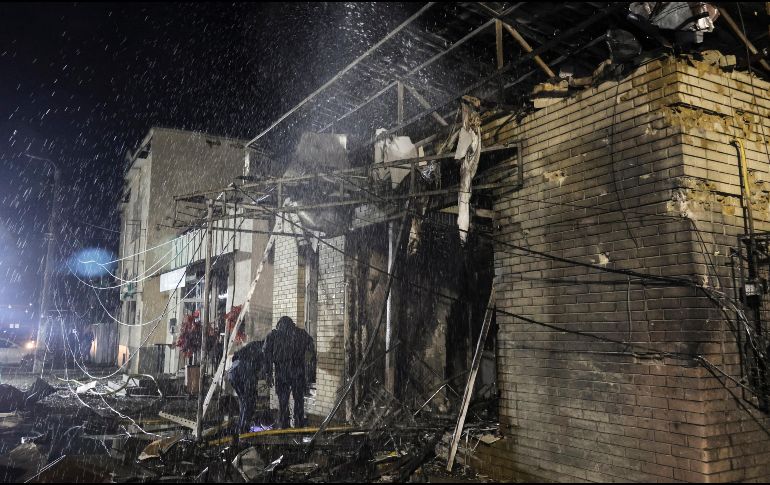 Los equipos de rescate ucranianos trabajan en el lugar donde un misil ruso impactó contra una tienda en una zona residencial de la ciudad de Pisochyn, en la región de Járkiv, al noreste de Ucrania, el 11 de octubre de 2026. EFE/ S. Kozlov